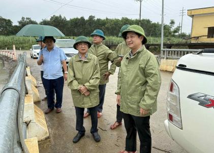 Bí thư Đảng uỷ xã Nghĩa Đàn kiểm tra công tác ứng phó bão số 10 (Bualoi)